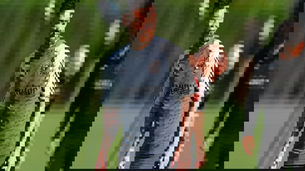 1909877