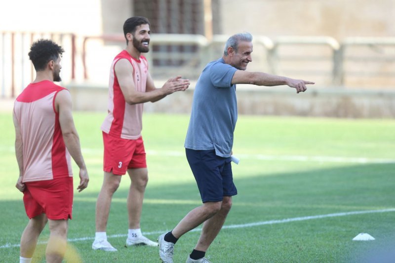 قهقهه در اردوگاه پرسپولیس پیش از پرواز به تبریز