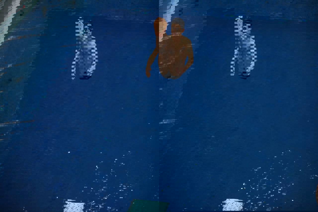 1910570