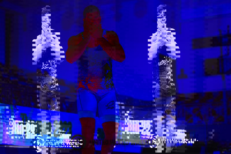 ژست جالب پسر فردین در آستانه قهرمانی (عکس)