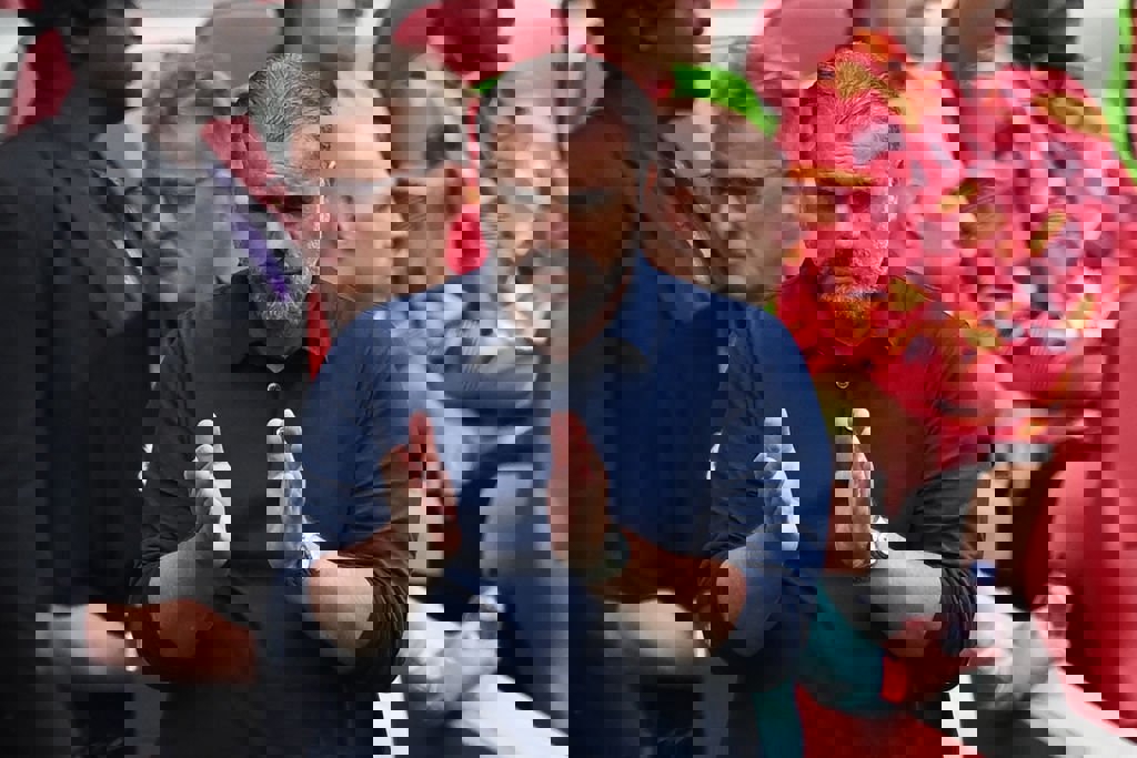 1911738