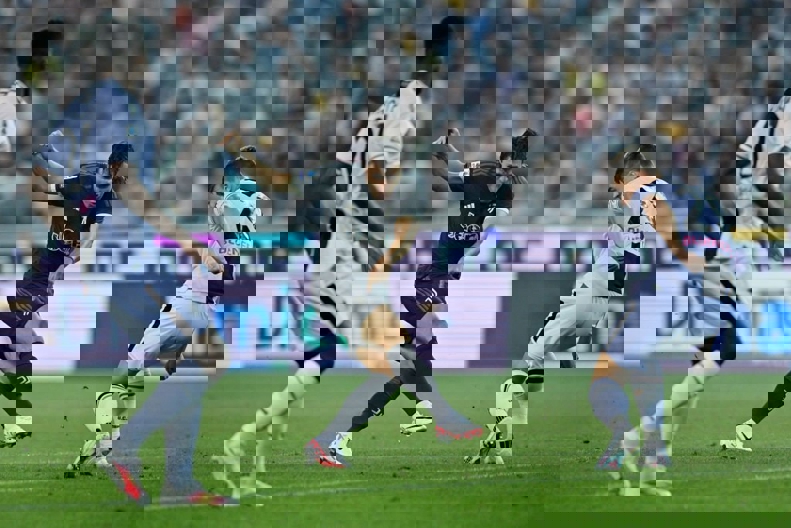 1912932