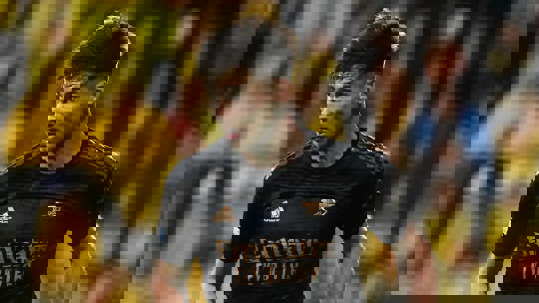 1915281