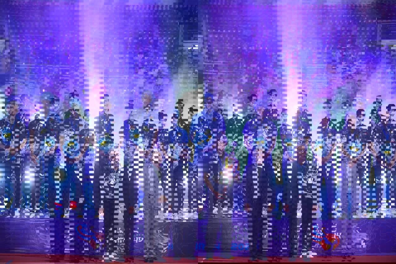 1916306