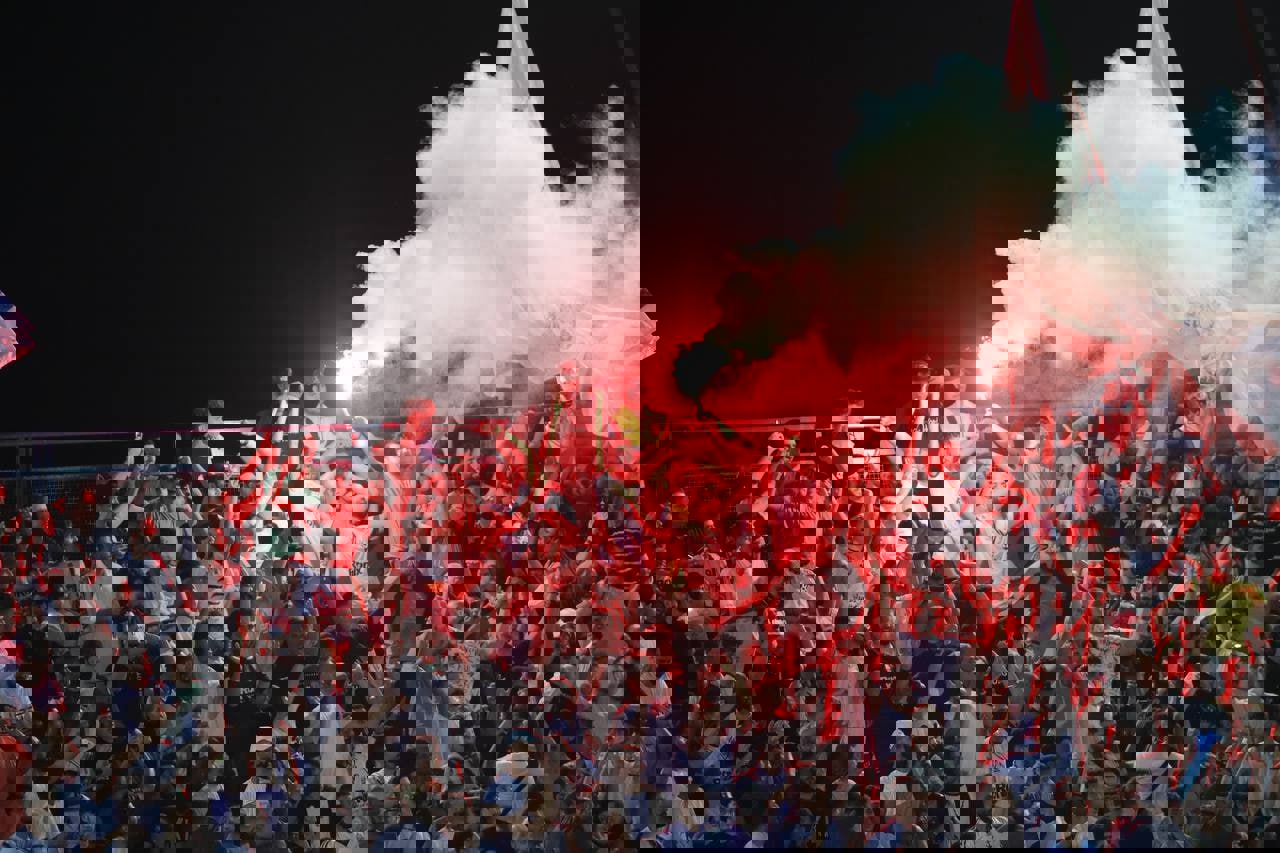 1916370