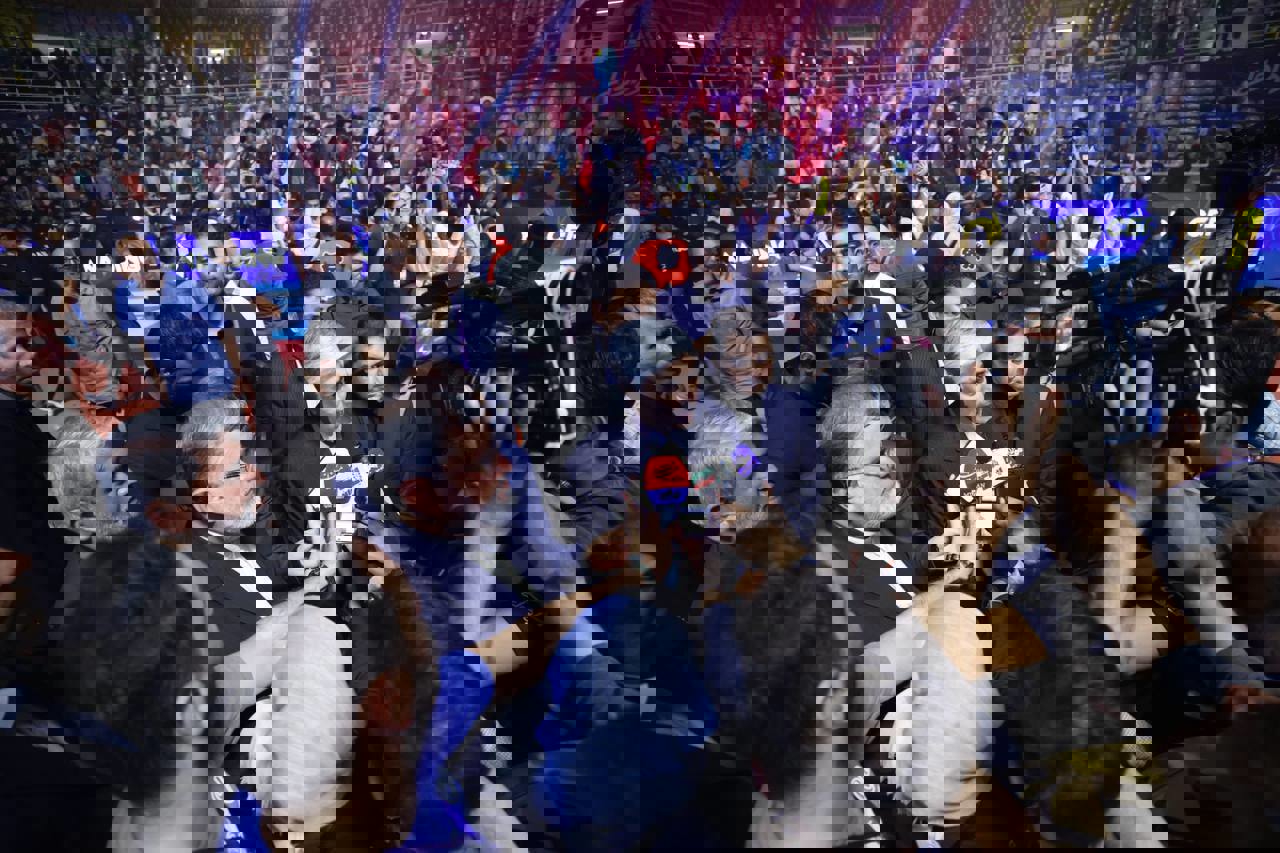 1916307