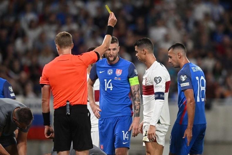 این خطای خطرناک رونالدو را محروم کرد / کریستیانو از اخراج جان سالم به در برد (عکس) 4