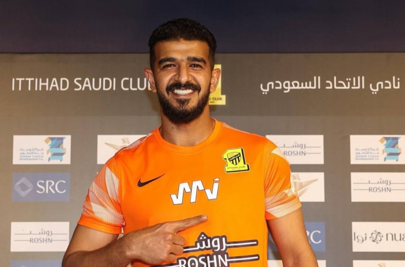 از آغوش نیمار به بغل بنزما:/ گلر معروف عربستان بار و بندیل بست