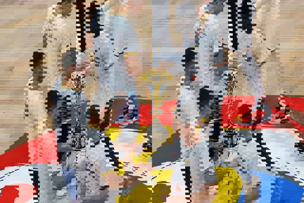1923082