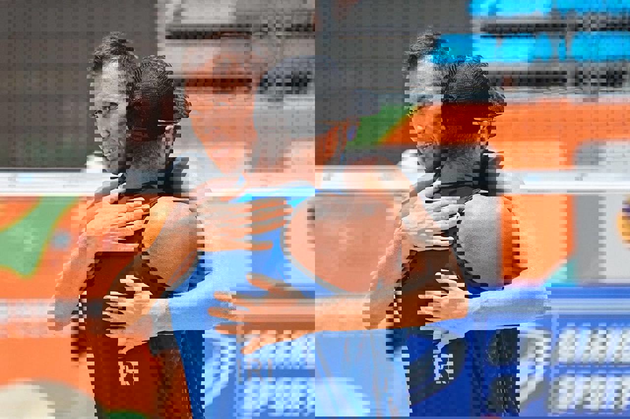 1923543