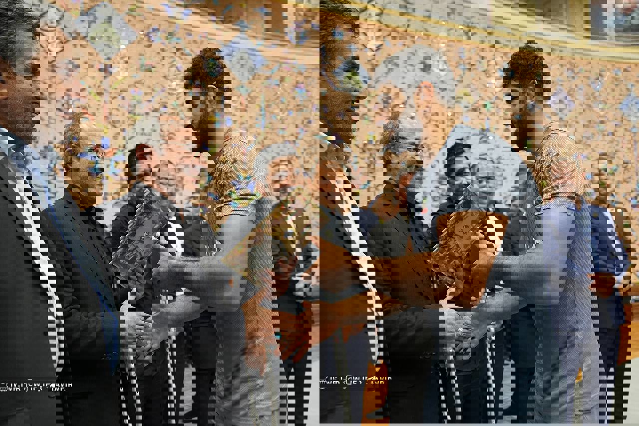1923803