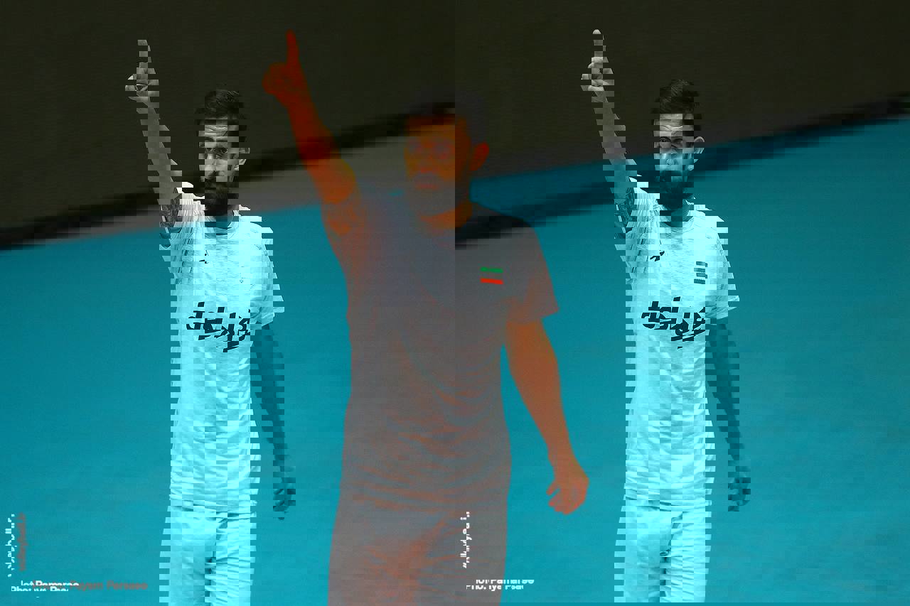 1924572