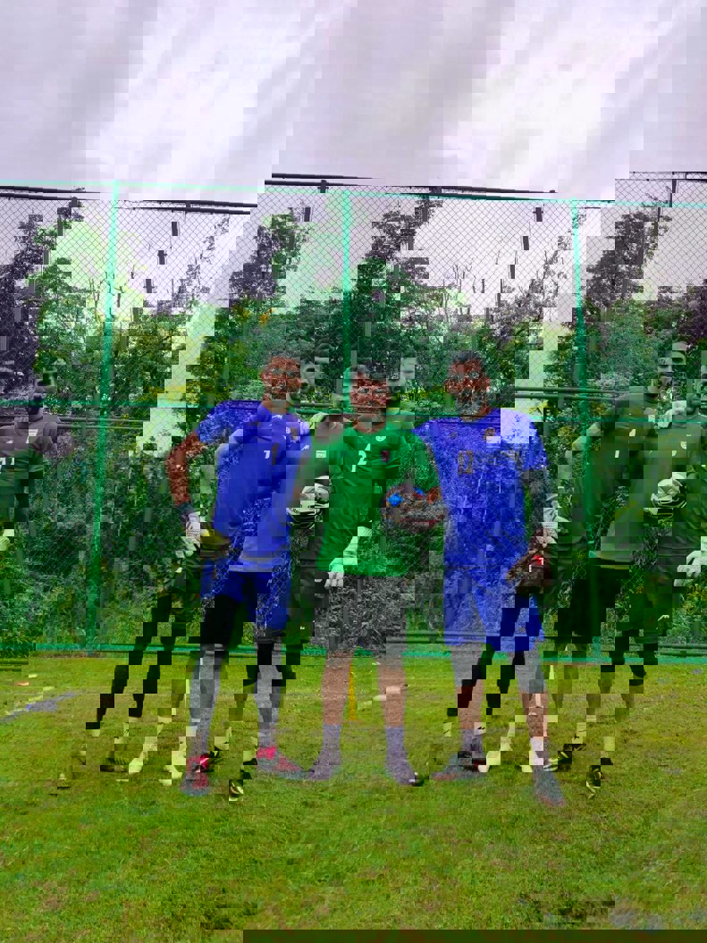 1925379