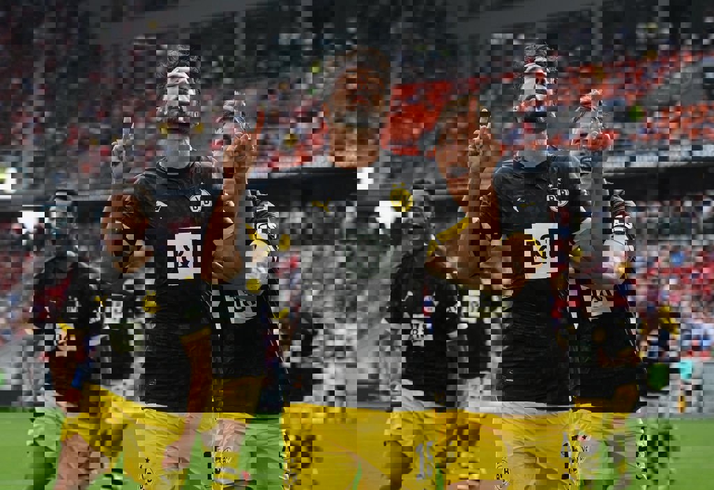 1925843