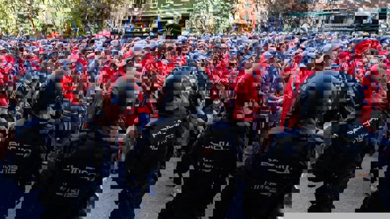 بیانیه تند یونیون برلین علیه پلیس اسپانیا / نیروهای این پلیس از خشونت لذت میبرند! 3
