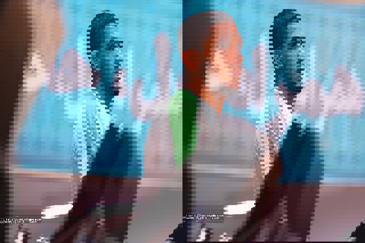 1929902