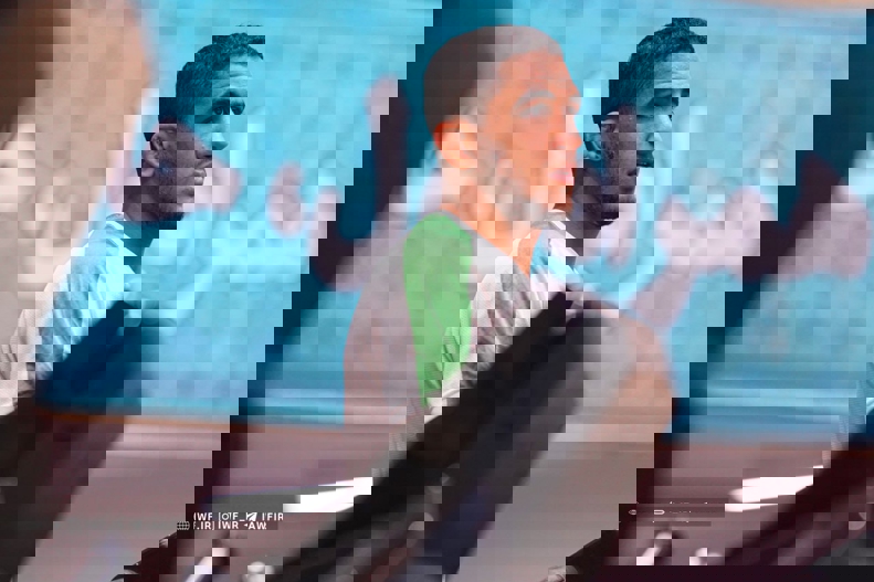1929902