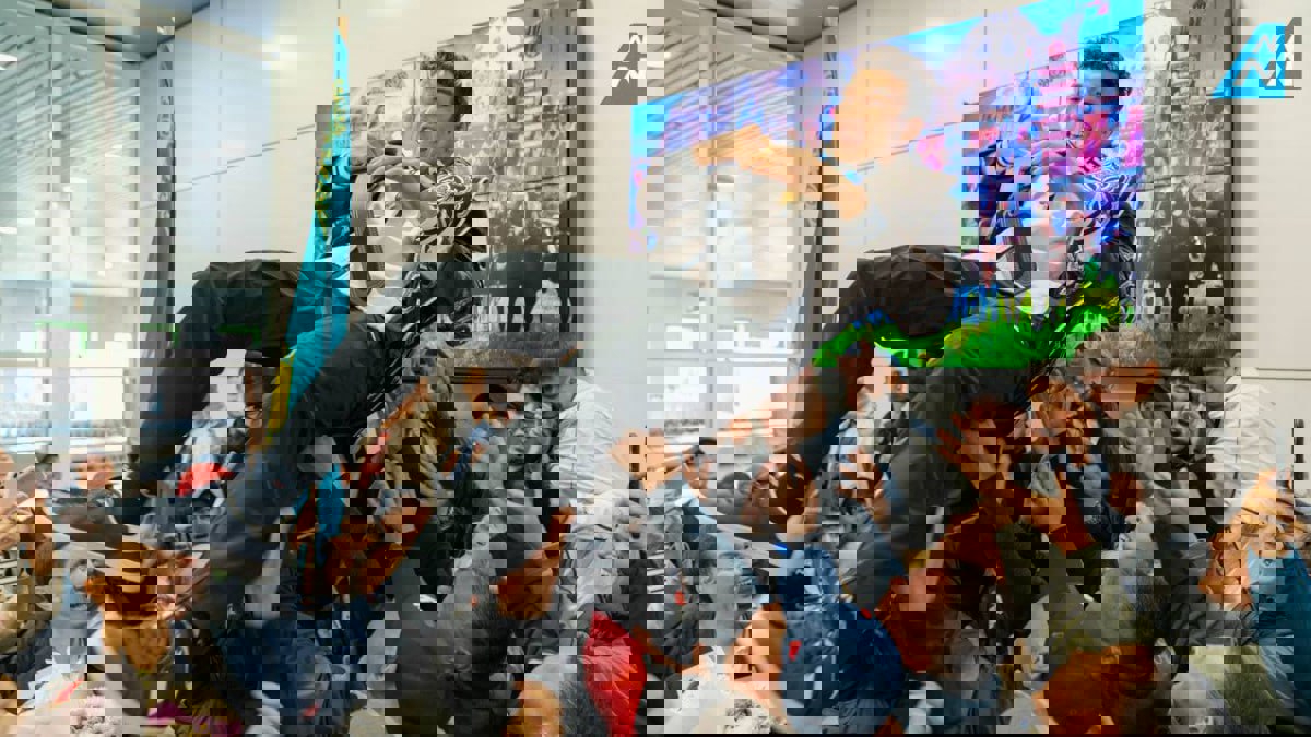 1930902