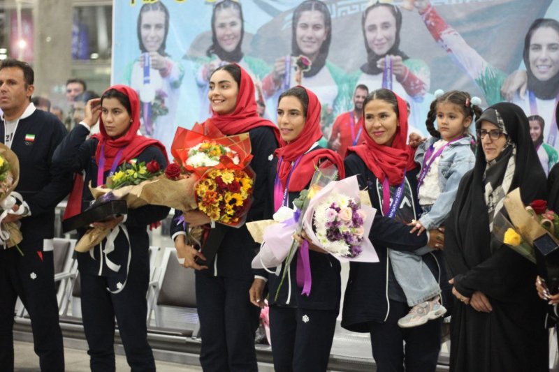 دختری که اشکهای مهسا را به لبخند تبدیل کرد (عکس)