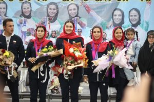استقبال از مدال‌آوران زن ایران در فرودگاه (عکس)
