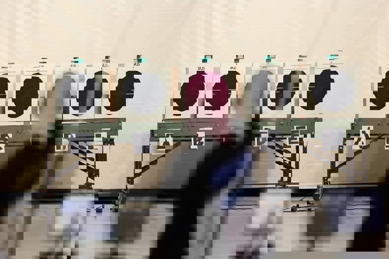 1931569