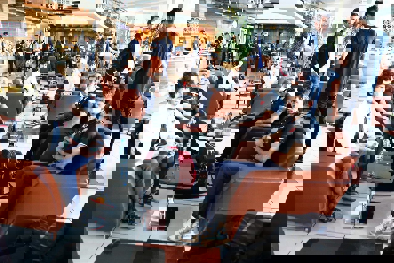1932560