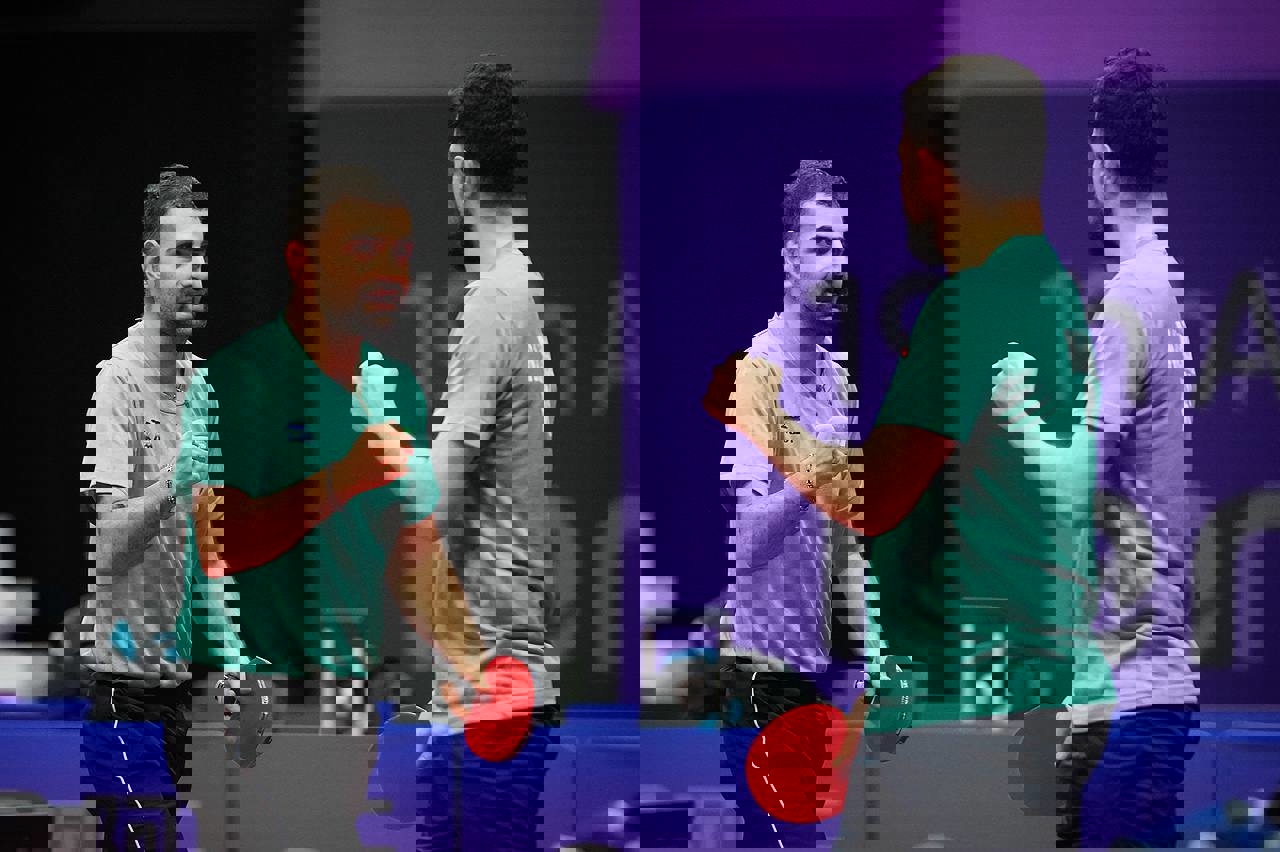 1932498