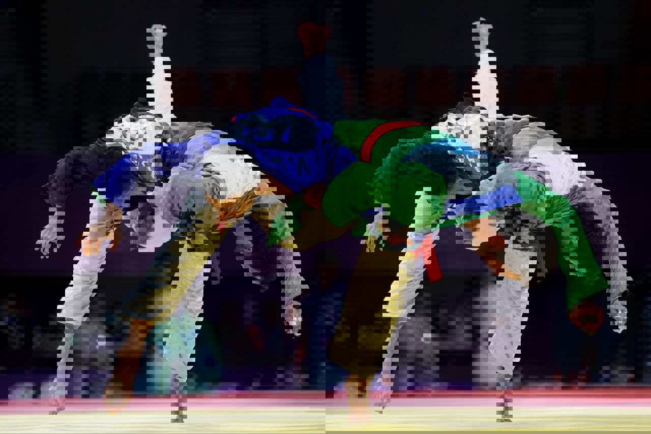 1932972