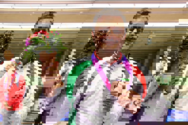 1932954