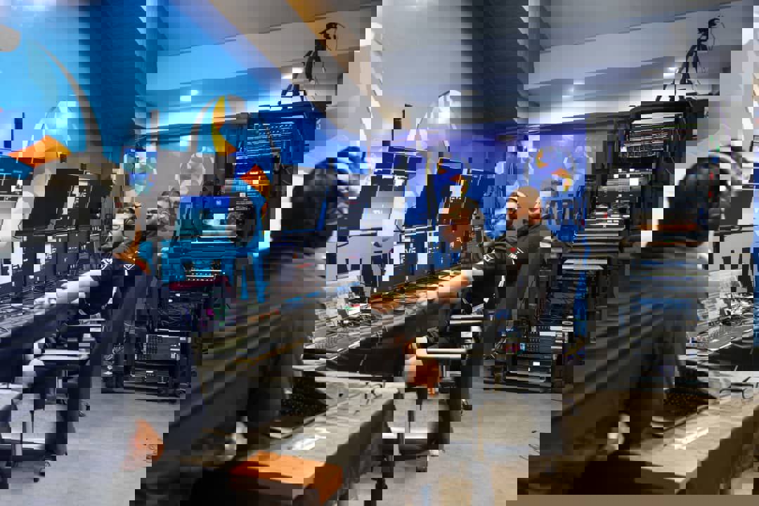 1933766
