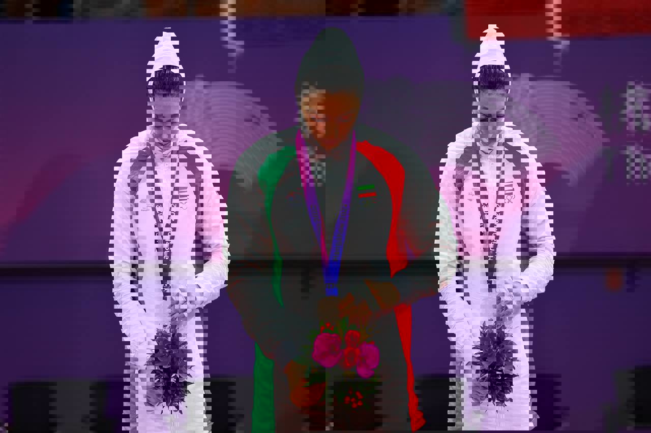 1933769