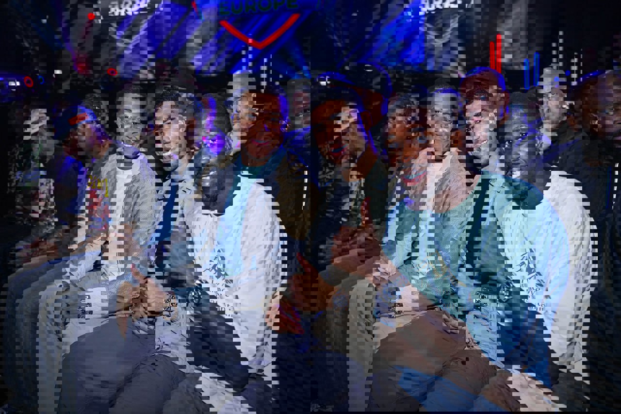 1933978