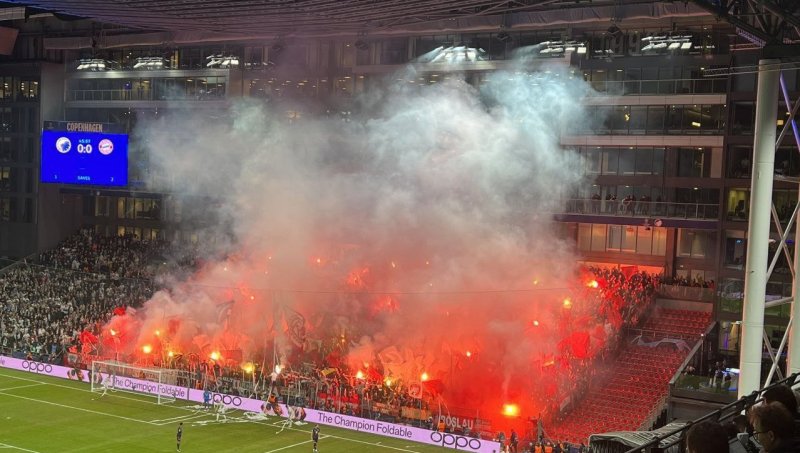 هواداران رقیب ورزشگاه را برای بایرن جهنم کردند (عکس)