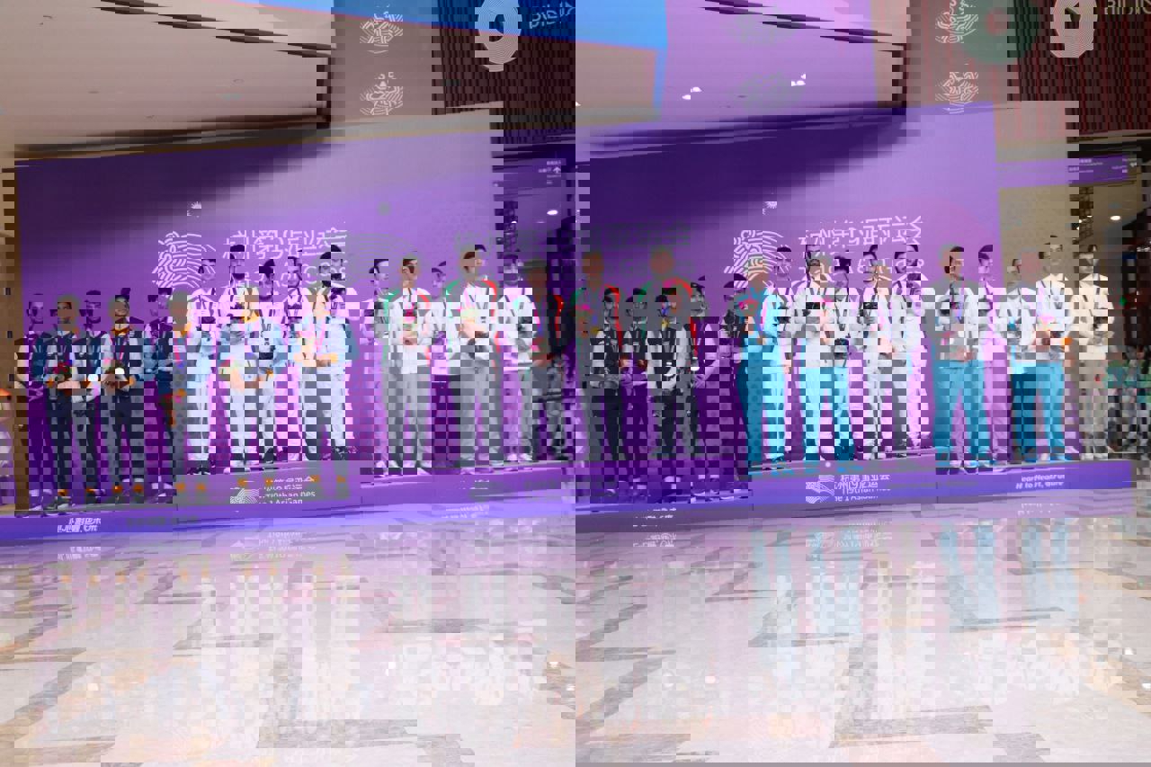 1936998