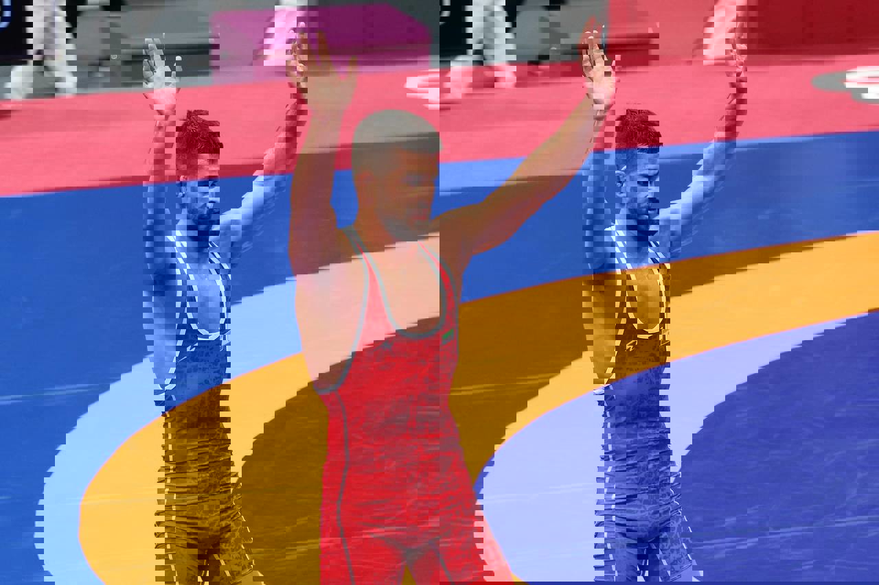 1936880