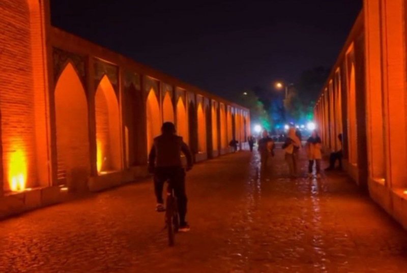 موریس با بستگان شجریان در اصفهان دوچرخه سواری می کند!