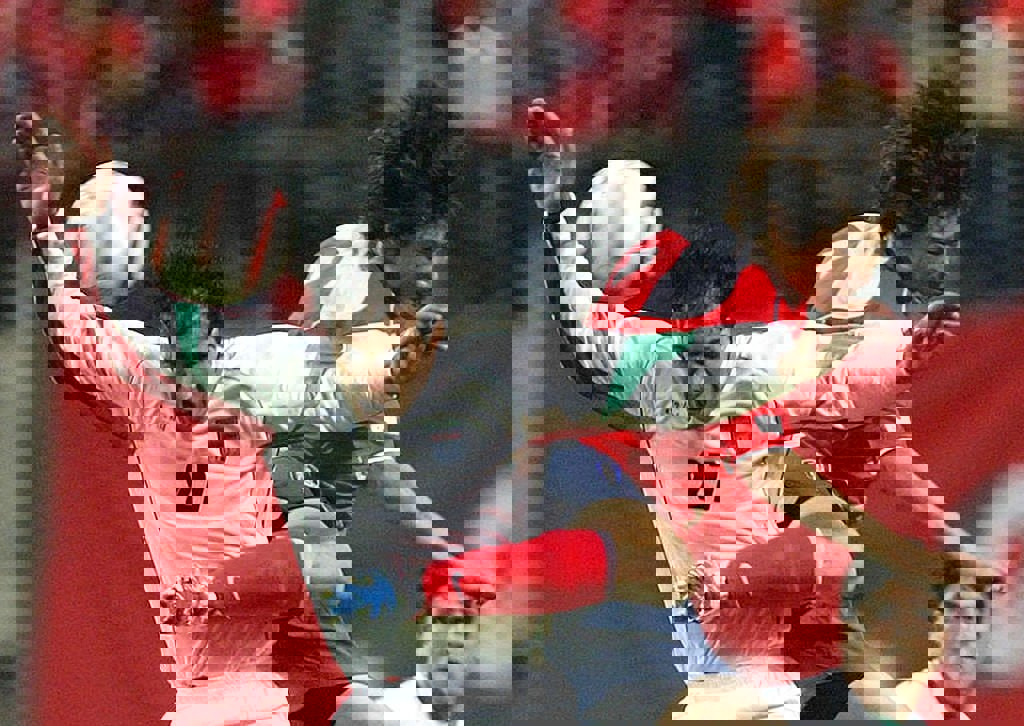 1940560