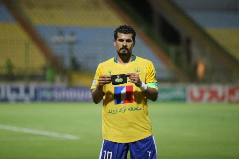 کاپیتان طالب و تقدیم گل به فوتبالیست فقید (عکس)