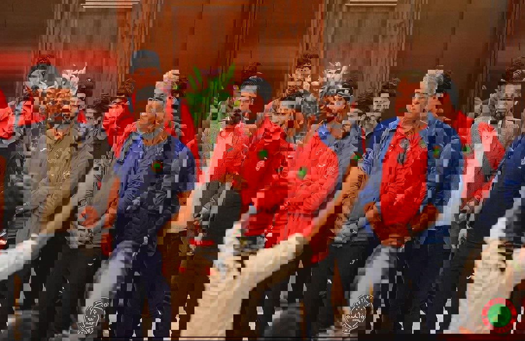 1943562