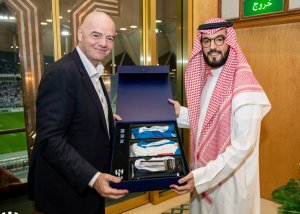 کادوی ویژه رئیس فیفا در عربستان: کیت الهلال 