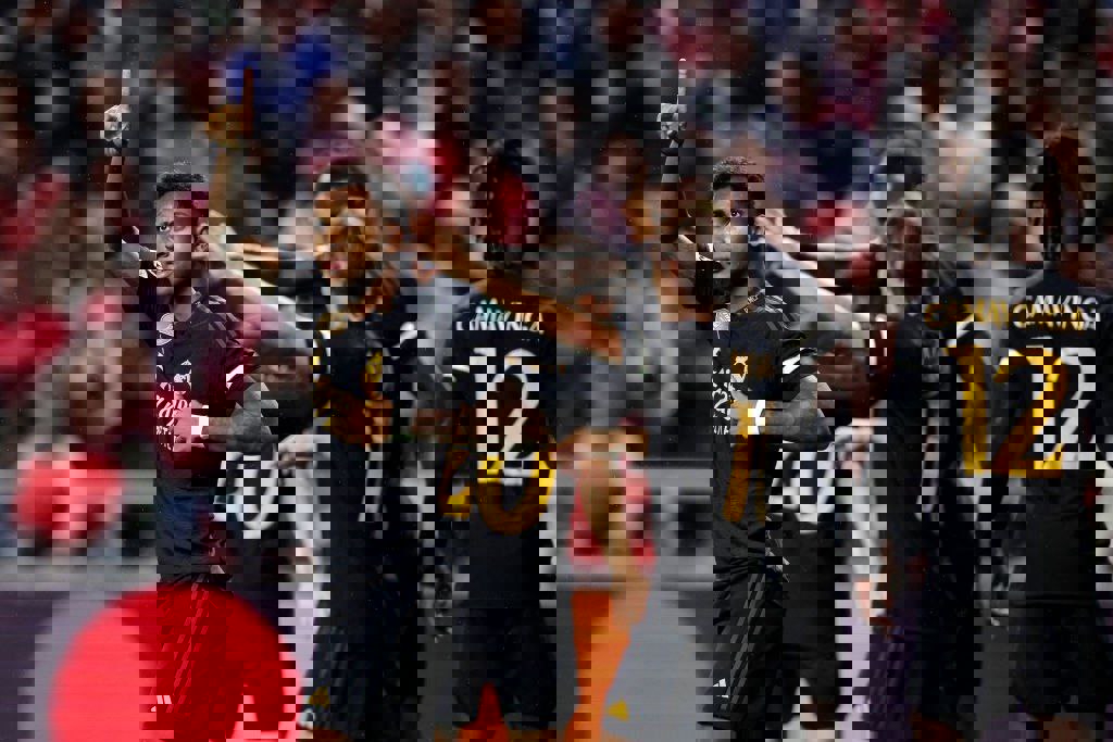 1944528