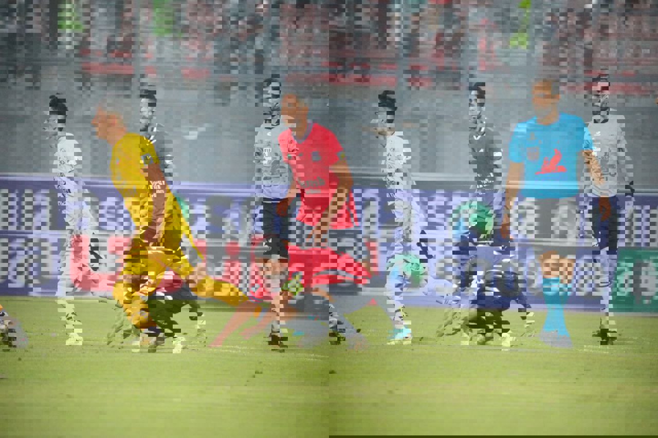 لایسنس VAR به درد این دو داور نخورد! (عکس)