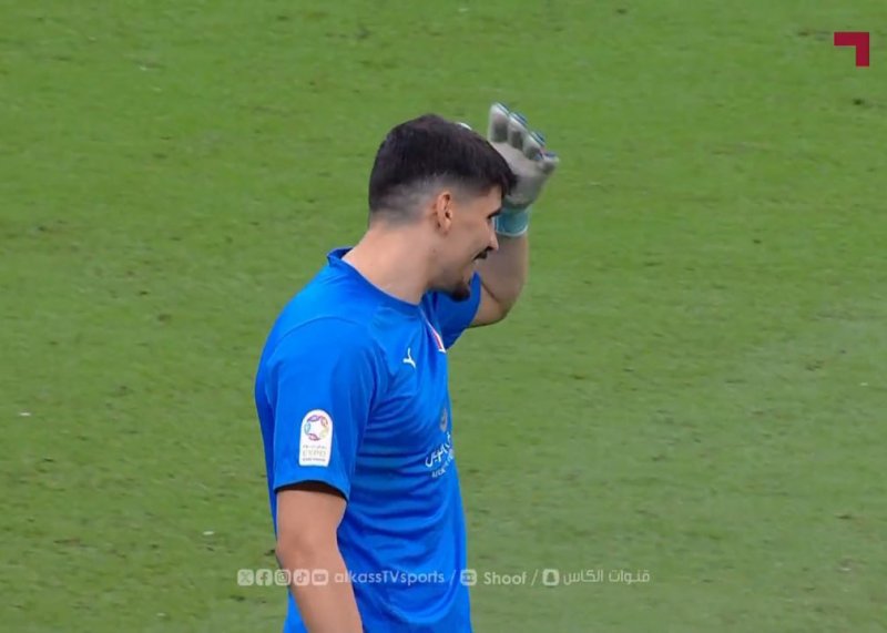 پاس گل دروازه‌بان رقیب پرسپولیس با ضربه سر!