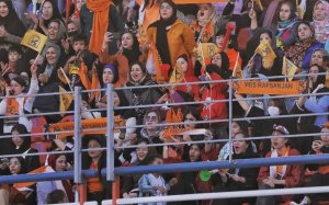 پرچم نارنجی روی دست زنان بالا رفت (عکس)