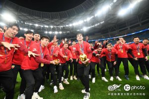 جام طلایی سوپرلیگ چین در دست جهانیار (عکس)
