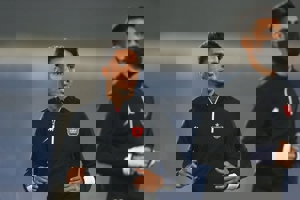 یک نفر در پرسپولیس ماسک میزند