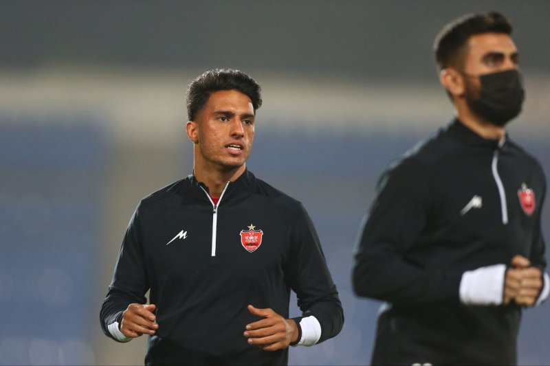 یک نفر در پرسپولیس ماسک میزند