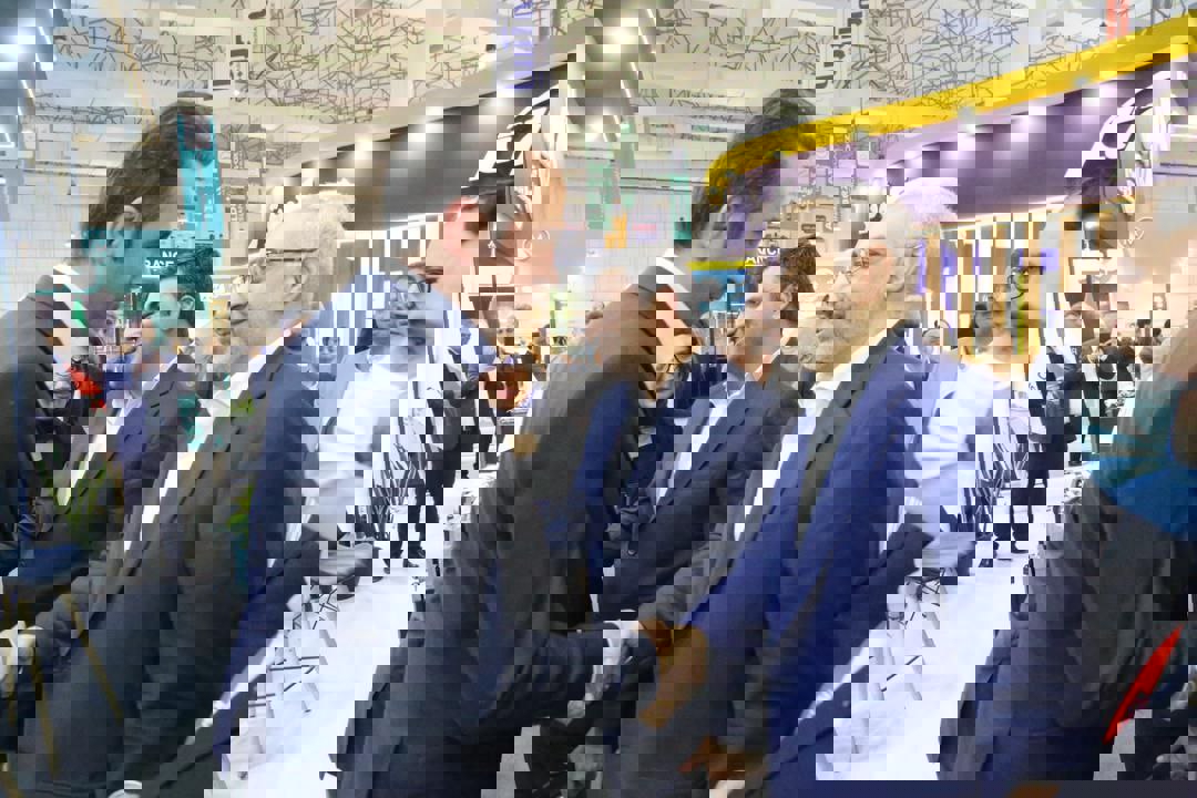1950743