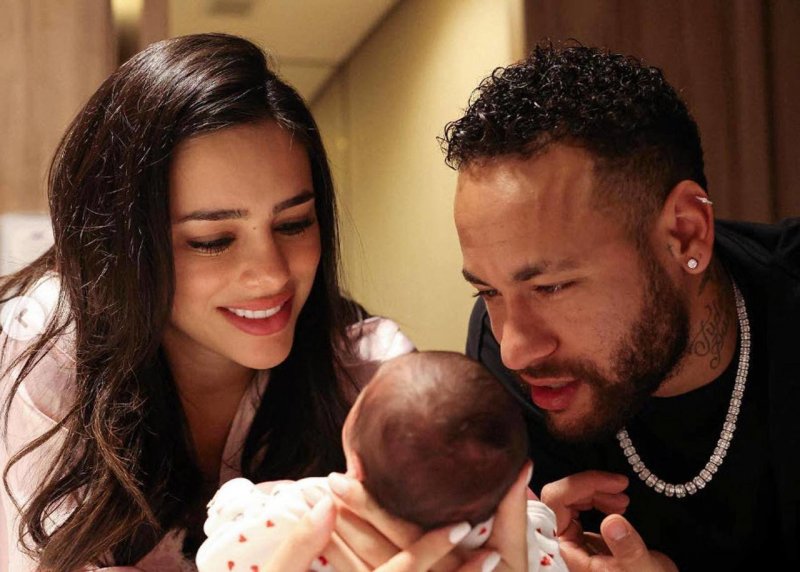 نیمار و همسرش در استخر