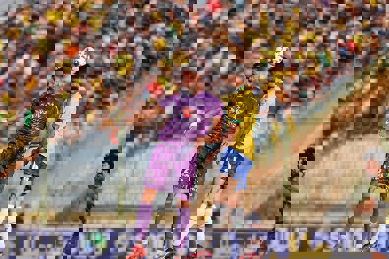 1952577